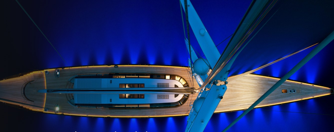 Instalação de luz de mastro em veleiro